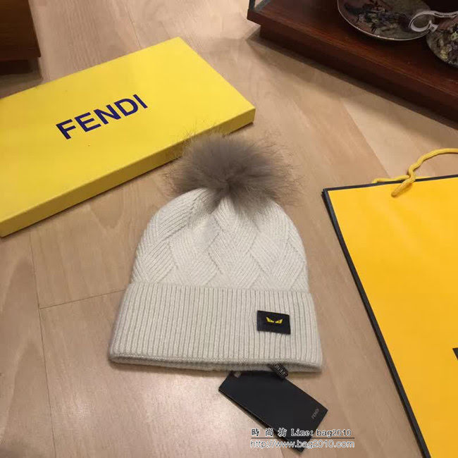 FENDI芬迪 新款羊絨配狐狸毛球 原單帽子圍巾套裝 時尚又保暖 LLWJ7904